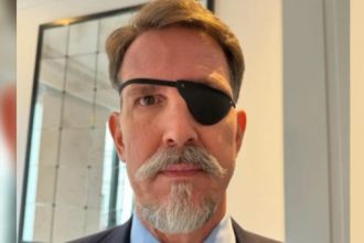 Παύλος Γλύξμπουργκ: Με νέο λουκ που παραπέμπει σε πειρατή