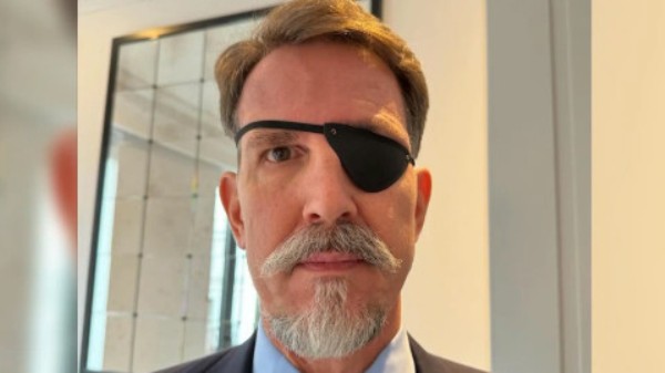 Παύλος Γλύξμπουργκ: Με νέο λουκ που παραπέμπει σε πειρατή