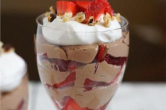 Λαχταριστό γλυκό με σοκολάτα και φράουλες σε 10'