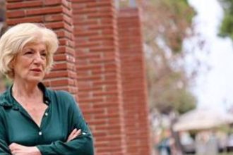 Η Σία Αναγνωστοπούλου για το πουκάμισο του Μπιμπίλα, την τραγουδίστρια των Μπλε και τις τουαλέτες!