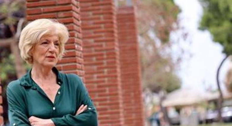 Η Σία Αναγνωστοπούλου για το πουκάμισο του Μπιμπίλα, την τραγουδίστρια των Μπλε και τις τουαλέτες!