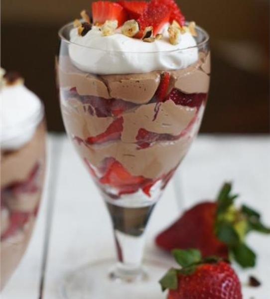 Λαχταριστό γλυκό με σοκολάτα και φράουλες σε 10'