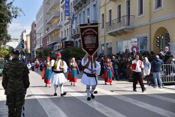 Χειροκροτήθηκε ο Παγκαλαβρυτινός Σύλλογος στην παρέλαση της 25ης Μαρτίου ΦΩΤΟ