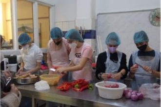 Πάτρα: Μαθητές μαγείρεψαν για παιδιά που έχουν ανάγκη