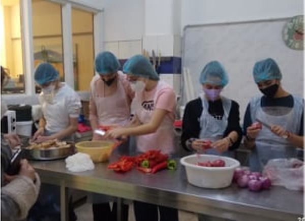Πάτρα: Μαθητές μαγείρεψαν για παιδιά που έχουν ανάγκη