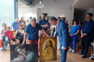 Ο Γιάννης Καρβέλης στην έκθεση του Κώστα Αρταβάνη