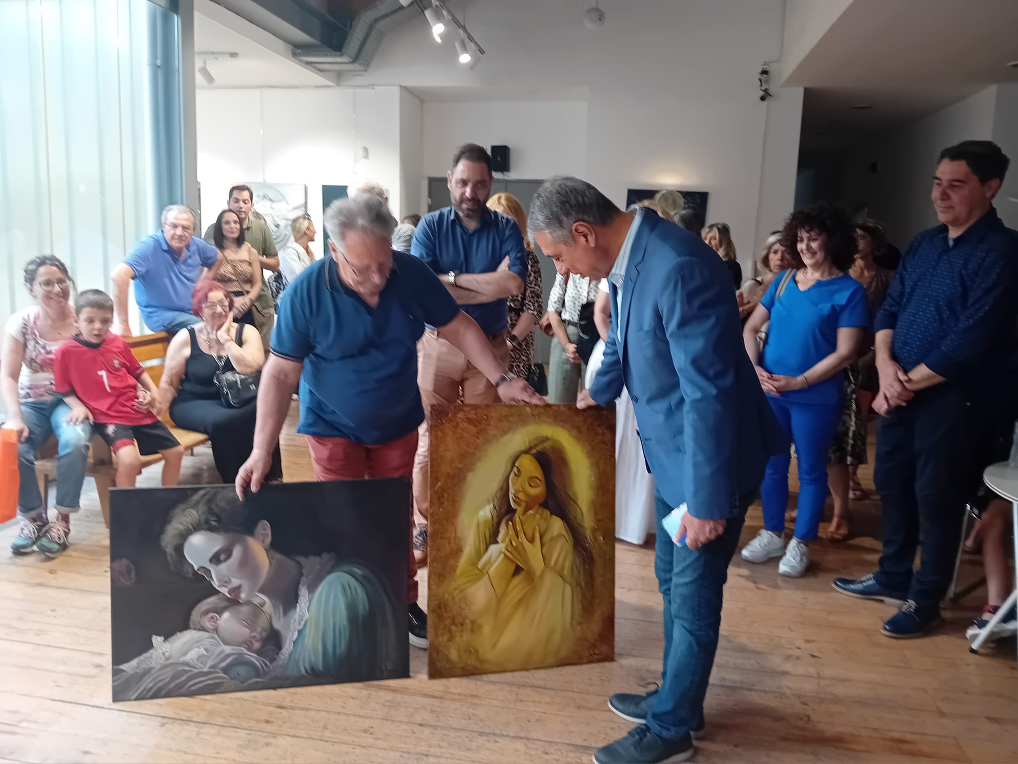 Ο Γιάννης Καρβέλης στην έκθεση του Κώστα Αρταβάνη