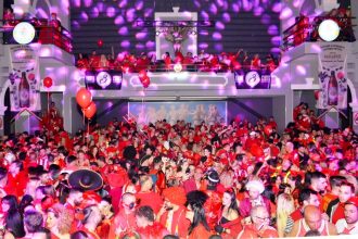 Απίστευτη κοσμοσυρροή και κέφι στον «Κόκκινο Χορό» (ΦΩΤΟ)