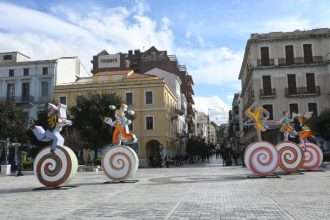 Πάτρα: "Ντύθηκε" καρναβαλικά η πλατεία Τριών Συμμάχων ΦΩΤΟ