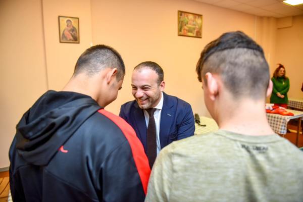 Συμβολικές επισκέψεις του Θέμη Μπάκα στο Σκαγιοπούλειο και στην «Κιβωτό της Αγάπης»