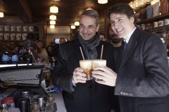 Μητσοτάκης - Τριντό ήπιαν φρέντο καπουτσίνο κι έφαγαν ντόνατς σε κατάστημα ομογενών