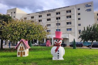 Ο Δήμος στόλισε εορταστικά τα νοσοκομεία της Πάτρας