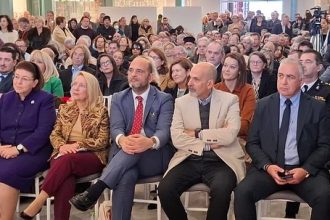 Κυριάκος Μητσοτάκης: Στην Τήνο με την οικογένειά του για την περιφορά του Επιταφίου ΦΩΤΟ