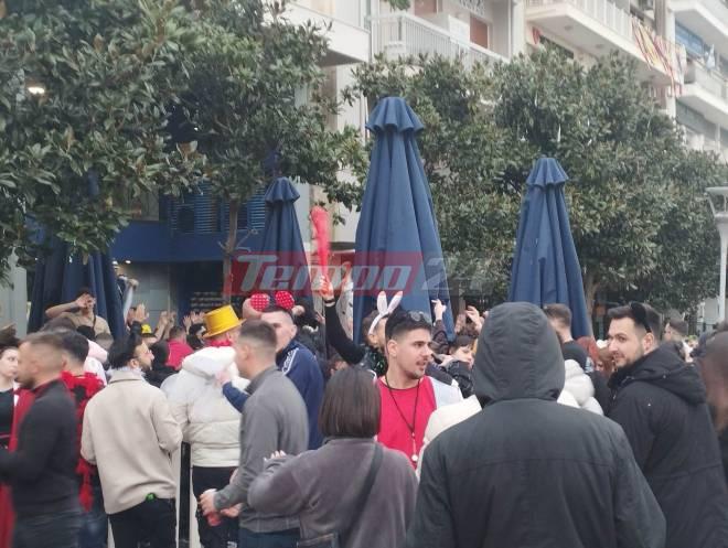 Πατρινό Καρναβάλι ώρα 7.30 πρωί Κυριακής: Ο κόσμος χόρευε σε δρόμους και πλατείες - "Βούλιαξε" η πόλη ΦΩΤΟ