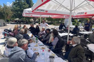 Ο Θεμιστοκλής- Ανδρέας Μπάκας στην πλατεία Ελευθερίας