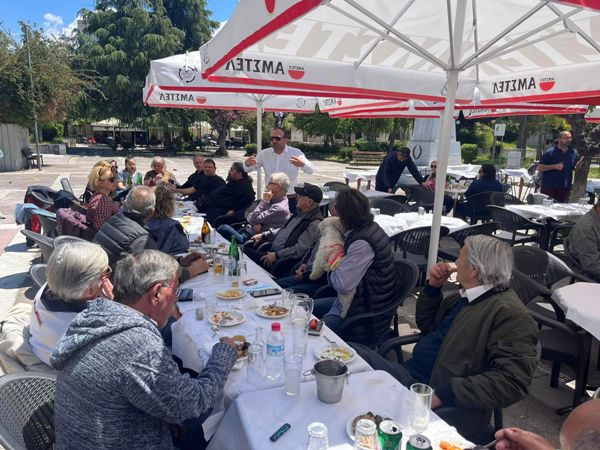 Ο Θεμιστοκλής- Ανδρέας Μπάκας στην πλατεία Ελευθερίας