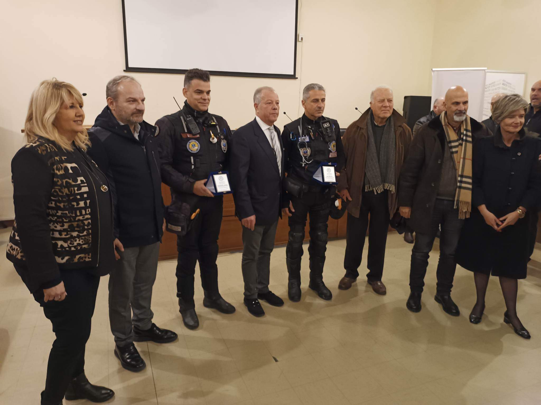 Πάτρα: Ο Εμπορικός σύλλογος έκοψε την πίτα του και βράβευσε τους δύο μοτοσυκλεστικές - διασώστες ΦΩΤΟ