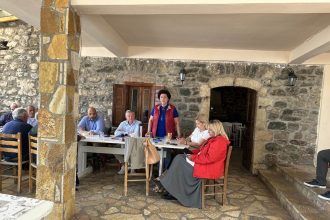 Η Αθηνά Τραχήλη με τους κατοίκους του Λεοντίου