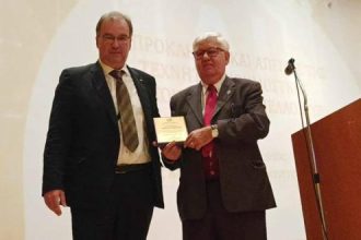 Ο Δήμος Ξυλοκάστρου τίμησε τον καθηγητή Πέτρο Γρουμπό