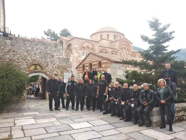 "Ξένοιαστοι καβαλάρηδες" από Πάτρα προσκύνησαν στο Μουσείο Θυμάτων Διστόμου και στον Όσιο Λουκά!