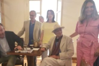 Δύο καπνιστές στη Βουλή!