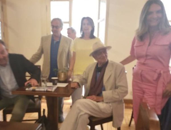 Δύο καπνιστές στη Βουλή!