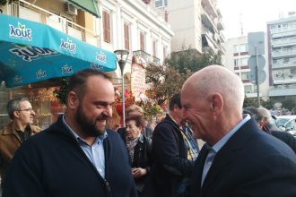 Θερμή χειραψία Αϊβαλή - Παπανδρέου