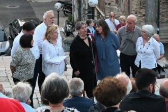 Πάτρα: Με ηπειρώτικα τραγούδια "γέμισαν" οι σκάλες της Πατρέως