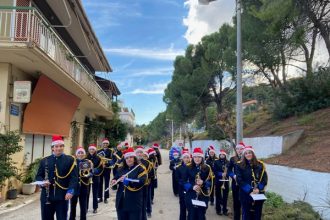 Φιλαρμονική Αιγείρας: Εορταστικές μελωδίες σε ...απόσταση 8 χιλιομέτρων