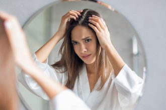 Πρόωρο γκριζάρισμα στα μαλλιά: Πού οφείλεται; Μπορεί να αντιστραφεί;