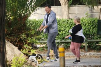 Βασίλης Κικίλιας: Απολαμβάνει τις βόλτες με τον 11 μηνών γιο του Παναγιώτη – Αντώνη