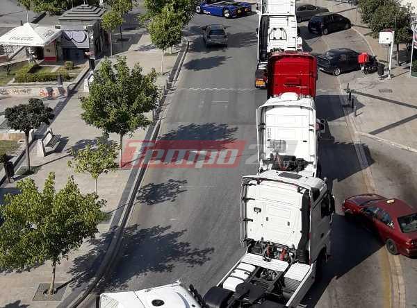 Πάτρα: Η νύφη έφθασε στην εκκλησία συνοδεία νταλικών! ΦΩΤΟ - ΒΙΝΤΕΟ