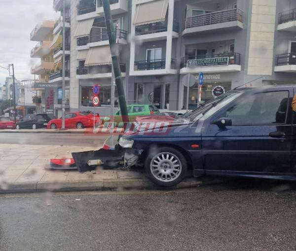 Πάτρα: Τροχαίο στον κόμβο Κουρτέση - ΙΧ "καρφώθηκε" σε στύλο