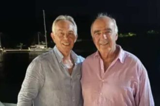 O πρώην πρωθυπουργός της Μεγάλης Βρετανίας Τόνι Μπλερ τετ α τετ με Μεϊμαράκη στην Ερμιόνη Αργολίδας