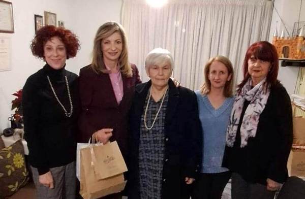 Στο χριστουγεννιάτικο παζάρι της "Φλόγας" η Βίβιαν Σαμούρη