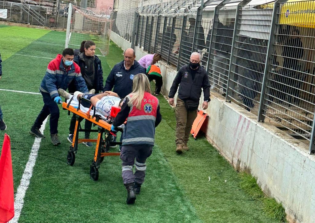 "Πάγωσαν" στο γήπεδο των προσφυγικών - Ποδοσφαιριστής χτύπησε σε τοιχίο και έπεσε αναίσθητος!