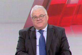 Το «κόκκινο περιστέρι» ξεπουπουλιάζεται
