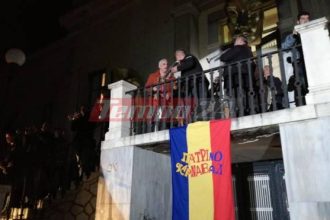 Πάτρα: Γλέντι και δρώμενα δρόμου υπό βροχή - Ο Πρόεδρος της Άνω Πόλης ο Καραγκιόζης - ΦΩΤΟ - ΒΙΝΤΕΟ