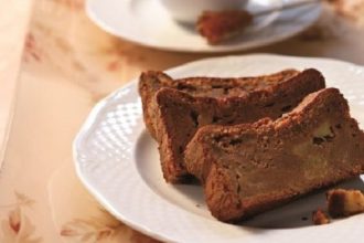 Σοκολατένιο κέικ με καραμελωμένα μήλα