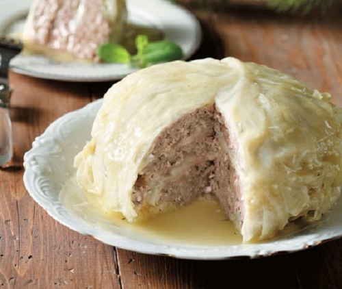 Λάχανο γεμιστό με κιμά και γραβιέρα πικάντικη