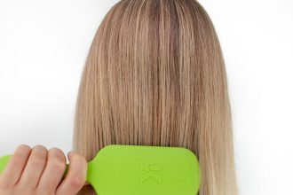 Να πώς πρέπει να χτενίζεσαι αν έχεις λιπαρά μαλλιά