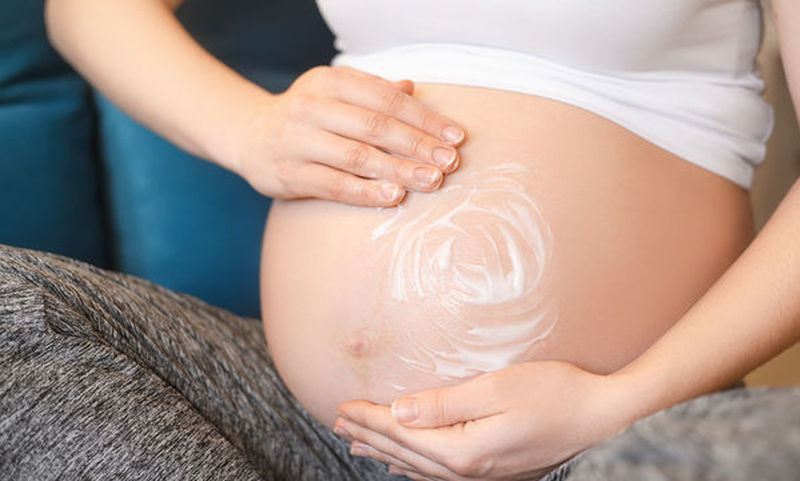 Πώς να απαλλαγείτε από τις ραγάδες της εγκυμοσύνης με φυσικά υλικά