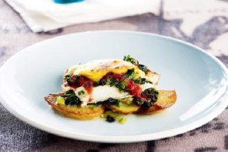 Μπακαλιάρος φούρνου με χόρτα και χρυσαφένια κρούστα