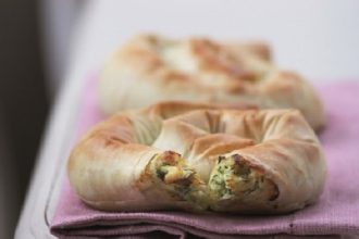 Στριφτοπιτάκια με λευκά τυριά και κολοκυθανθούς