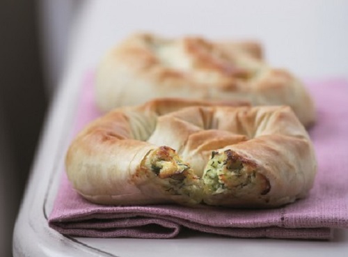 Στριφτοπιτάκια με λευκά τυριά και κολοκυθανθούς