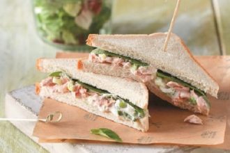 Club sandwich με τονοσαλάτα και βασιλικό