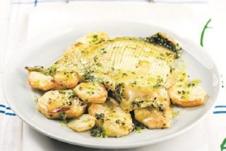 Σαλάχι λαδολέμονο με σκορδάτες πατάτες