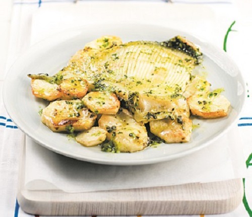 Σαλάχι λαδολέμονο με σκορδάτες πατάτες