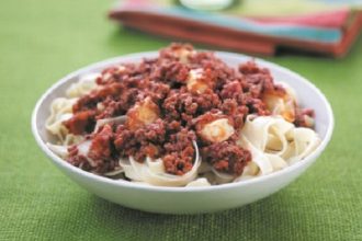 Ταλιατέλες με πικάντικη σάλτσα από λουκάνικα