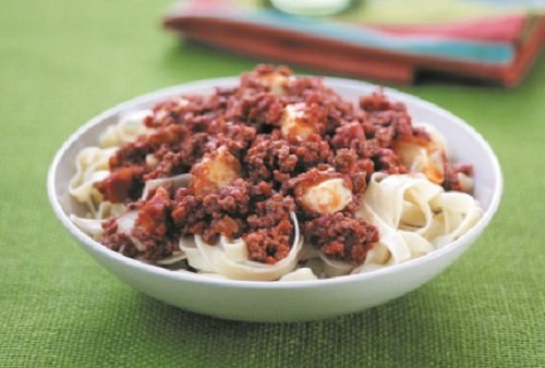 Ταλιατέλες με πικάντικη σάλτσα από λουκάνικα